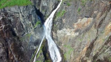 Hava yukarıdan aşağı görünüme Norveç'te ünlü Voringfossen şelale.