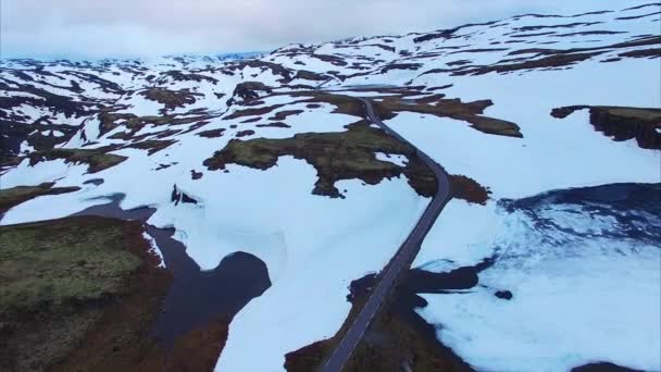 Hideg, felhős este fent Aurlandsfjellet hágó Norvégiában. — Stock videók
