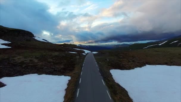 ノルウェーの Aurlandsfjellet 観光ルートに曇りの夜. — ストック動画
