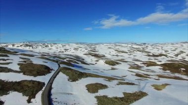 Dağ sürüş araba Aurlandsfjellet Norveç'te geçmek.