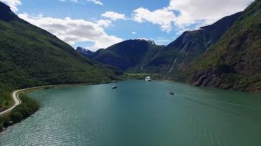 Fjord ile doğal hava görünümünü gemisi Norveç'te.