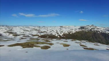 Uçuş Aurlandsfjellet dağ yolu Norveç'te yukarıda.