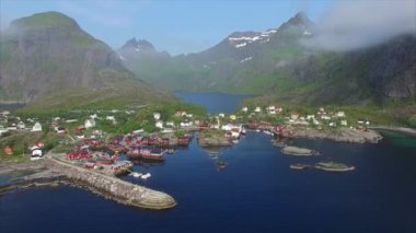 Lofoten Adaları Norveç'te köyünün havadan görüntüleri.