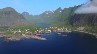 Lofoten Adaları Norveç'te köyünün havadan görünümü.