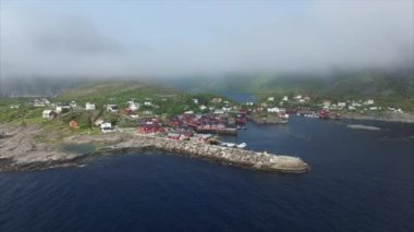 Lofoten Adaları bulutları içine uçan.