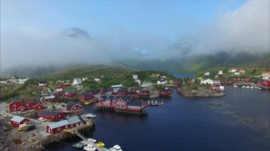Lofoten Adaları Norveç'te kırmızı evleri.