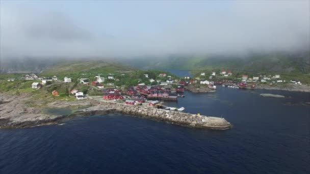 Flygande in i moln på Lofoten öarna. — Stockvideo