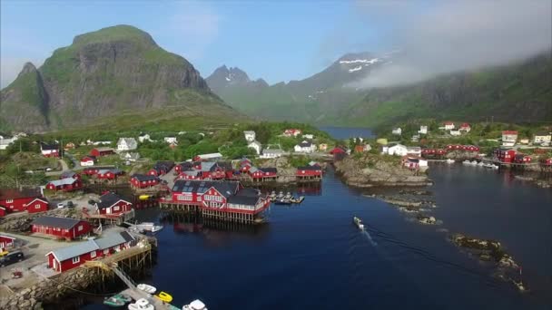 Vissershaven op Lofoten eilanden in Noorwegen. — Stockvideo
