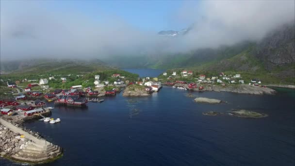 Vuelo sobre pueblo pesquero en las islas Lofoten . — Vídeo de stock