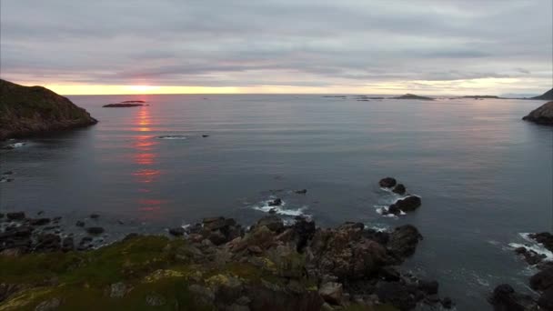 ノルウェー、Vesteralen の真夜中の太陽を見ているカップル — ストック動画