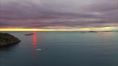 Midnight sun okyanus Norveç, havadan görüntüleri.