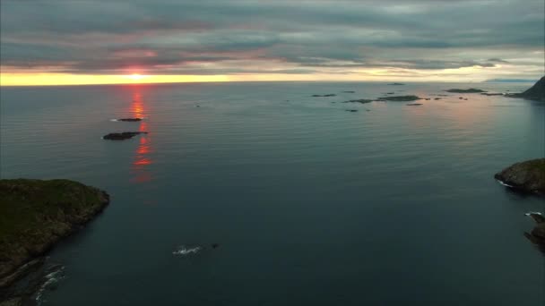 Mitternachtssonne im arktischen Norwegen, Luftaufnahmen. — Stockvideo