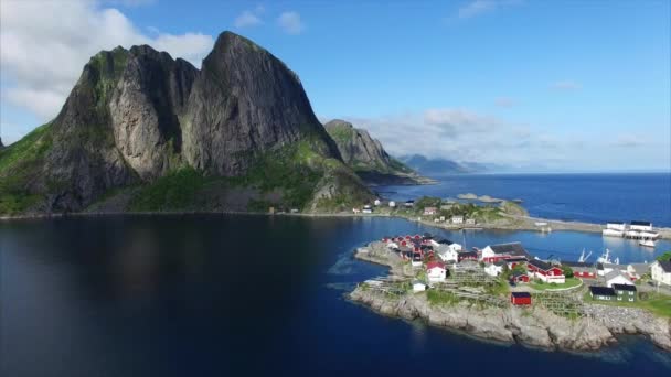 ノルウェーのロフォーテン諸島の Hamnoya の村の空中映像. — ストック動画