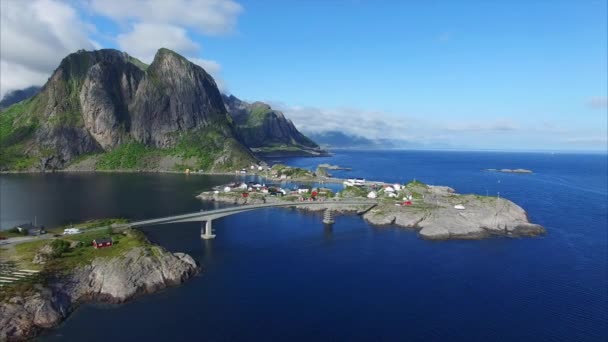 Vista aérea das típicas ilhas Lofoten na Noruega . — Vídeo de Stock