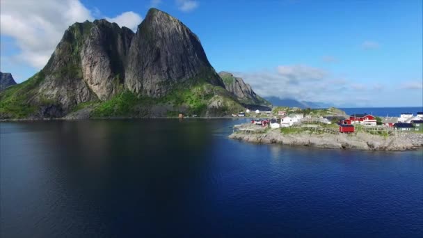 Полет на Лофотенских островах в Норвегии — стоковое видео