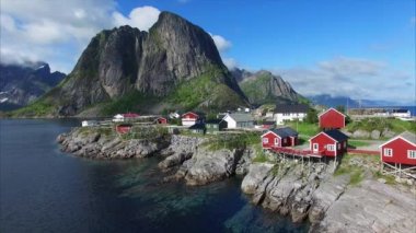 Uçan balıkçı köyü Hamnoya Lofoten Islands üzerinde.
