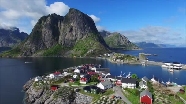 Село на островах прибуття в Норвегії з повітря. — стокове відео