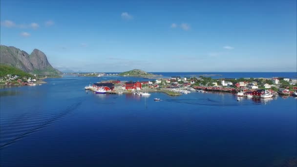 Aeronave panorâmica de Reine nas ilhas Lofoten, Noruega — Vídeo de Stock