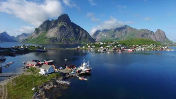Flygande ovanför porten av Reine på Lofoten öarna — Stockvideo