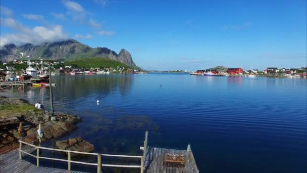 Αλιευτικό λιμάνι Reine στα νησιά Lofoten της Νορβηγίας — Αρχείο Βίντεο