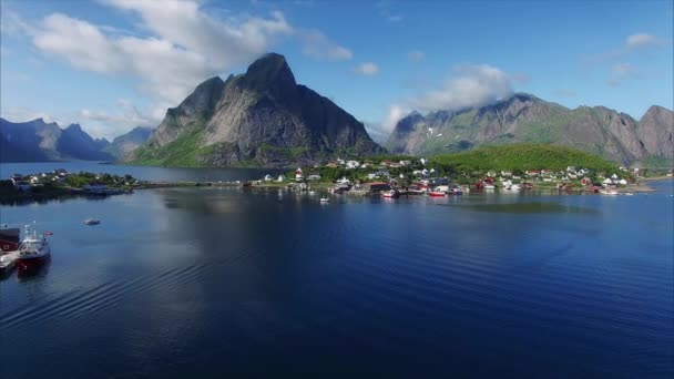 Luftaufnahme der reinen, malerischen Stadt in Norwegen — Stockvideo