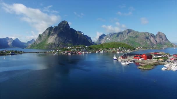 Vliegen boven fjord in het Reine, Lofoten eilanden, Noorwegen — Stockvideo