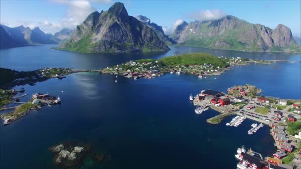 Съёмки с воздуха прекрасного города Рейне на Лофотенских островах — стоковое видео