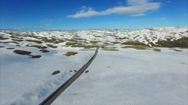 Dağ Manzaralı yol geçmek Aurlandsfjellet Norveç, havadan görünümü.