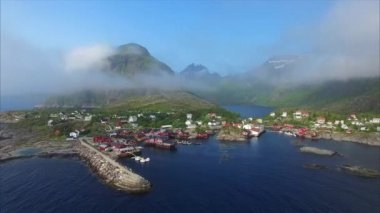 Bulutlar Lofoten Adaları Norveç'te uçmak.