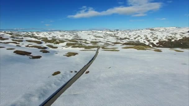 Camino escénico en el paso de montaña Aurlandsfjellet en Noruega, vista aérea . — Vídeo de stock
