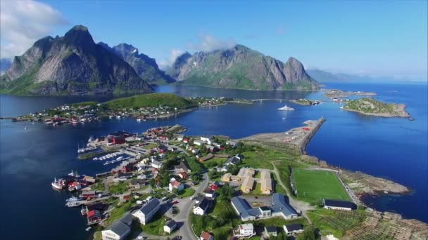 Flygande över stan Reine på Lofoten öarna — Stockvideo