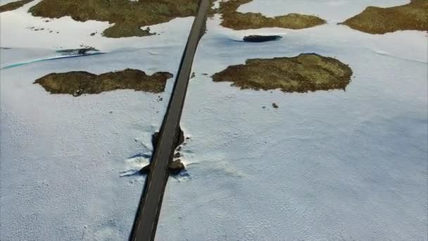 Flygfoto över bilar som kör genom berg passerar Aurlandsfjellet i Norge. — Stockvideo