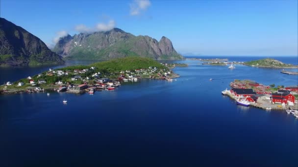 Panning luchtfoto van reine op Lofoten eilanden in Noorwegen — Stockvideo