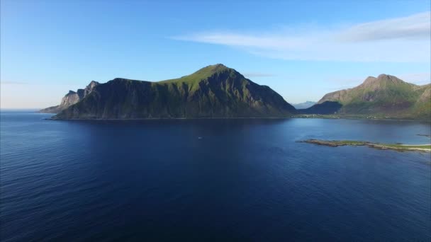 Lofoten adalarındaki doğal sahil şeridinin havadan görüntüleri — Stok video