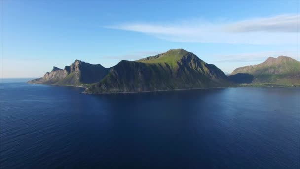 在罗弗顿群岛上通过风景秀丽的海岸线飞行 — 图库视频影像