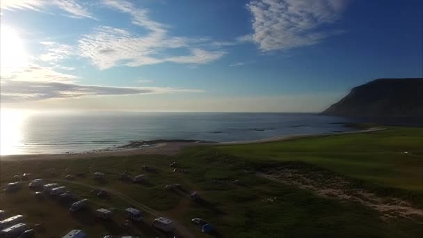 Vliegen over de camping en het pittoreske dorpje Flakstad op de Lofoten — Stockvideo