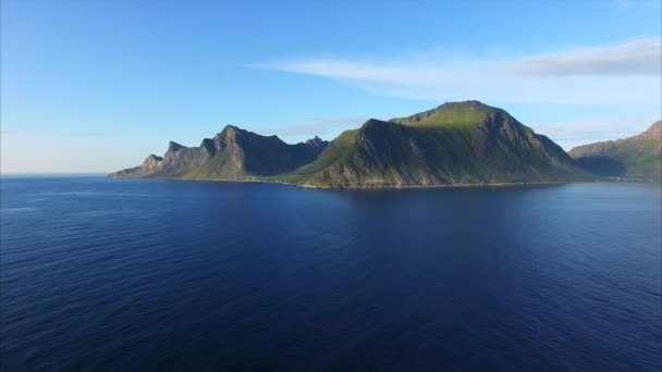 風光明媚なロフォーテンの海岸線で海の上を飛ぶ — ストック動画