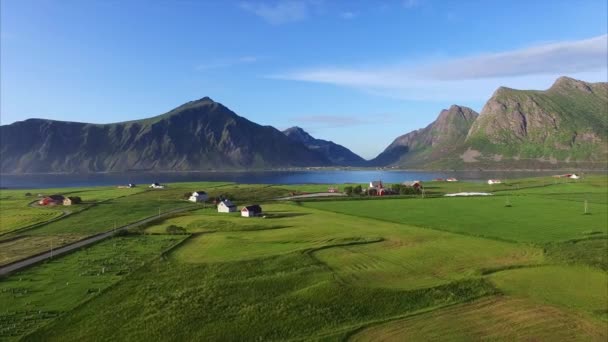 Survoler le village pittoresque de Flakstad sur Lofoten — Video