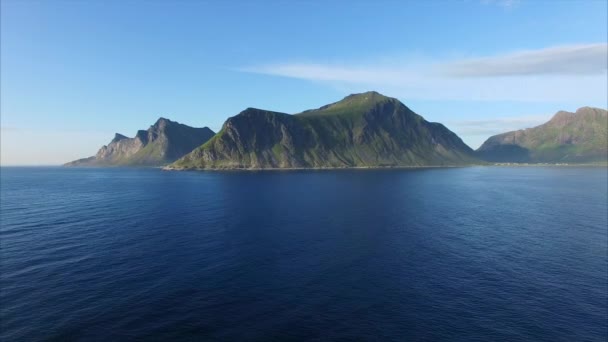 Luchtbeelden van de schilderachtige Lofoten kustlijn in Noorwegen — Stockvideo