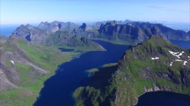 Norveç'te Lofoten adaları üzerinde nefes kesen uçuş