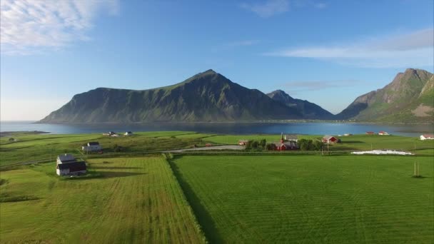 Lofoten üzerinde doğal köy Flakstad üzerinde uçan — Stok video