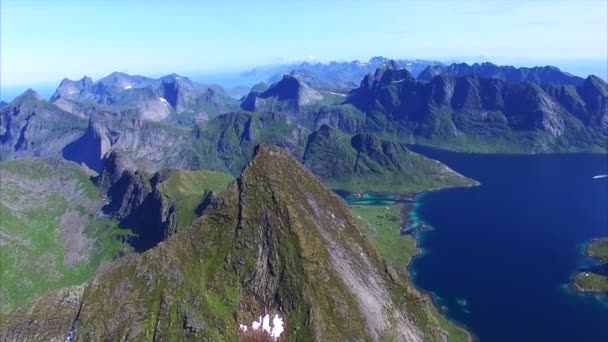 Schneller Flug über Gipfel auf erhabenen Inseln in Norwegen — Stockvideo