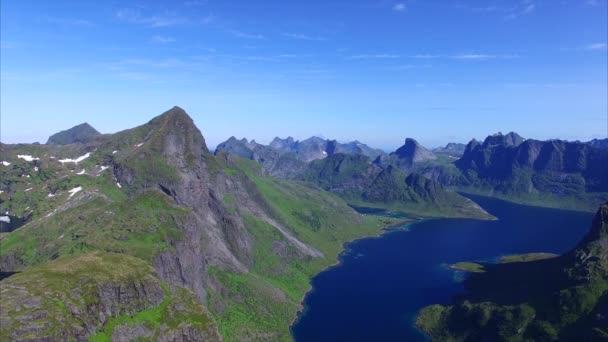 Reinefjorden auf lofoten inseln in norwegen aus der luft — Stockvideo