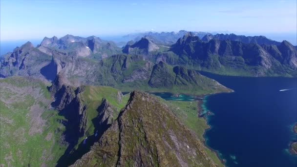 ノルウェーのロフォーテン諸島の山頂上空を飛行 — ストック動画