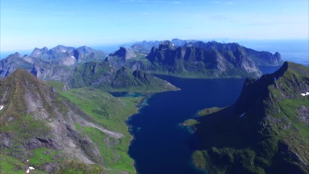 Reinefjorden na Lofotenských ostrovech v Norsku, letecká — Stock video