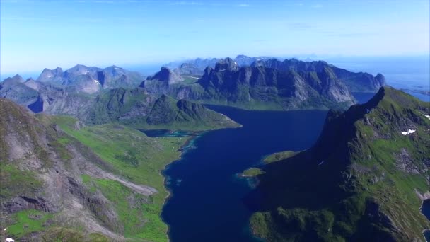 Survol à couper le souffle au-dessus des îles Lofoten en Norvège 