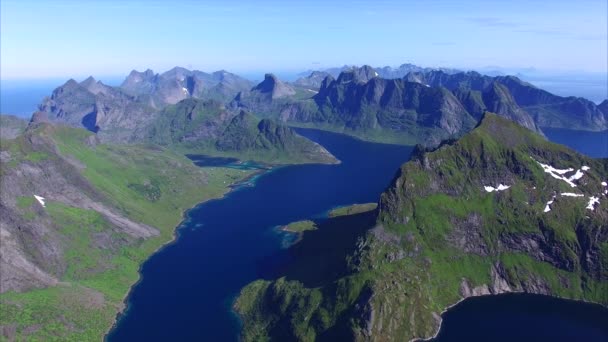 Lélegzetelállító repülés felett Lofoten szigetek Norvégiában — Stock videók