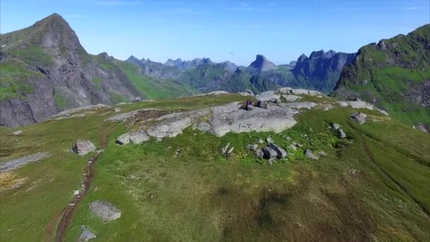 Caminhantes em ilhas Lofoten na Noruega — Vídeo de Stock