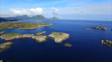 Lofoten adalarında Ballstad yakınlarındaki kayalık adacıklar
