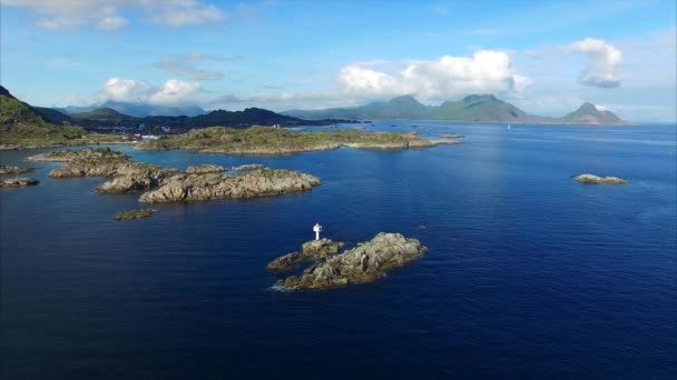 Kayalar üzerinde deniz feneri, havadan görünüm — Stok video